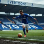 découvrez comment everton fc combat pour rester en premier league, défiant les difficultés actuelles tout en honorant son riche passé historique.